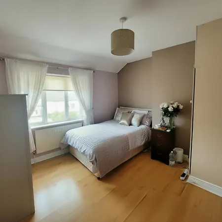 Private Double Near Heuston Luas & Direct Airport Bus Link Habitación en casa particular