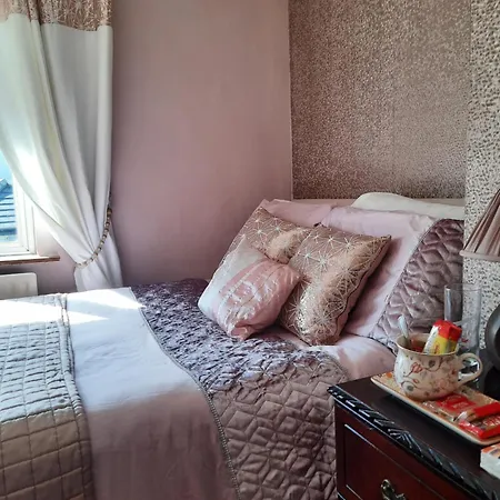 Private Double Near Heuston Luas & Direct Airport Bus Link Habitación en casa particular *