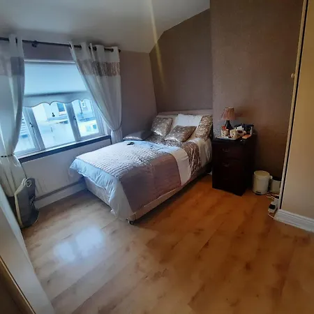 Private Double Near Heuston Luas & Direct Airport Bus Link Habitación en casa particular